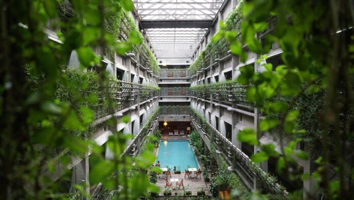5527002-hotel-2376536_1280 hotel with green plants